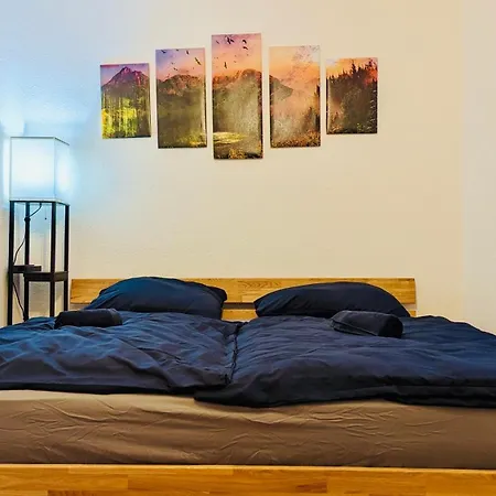 Arche - Eigene Haushaelfte Im Stadtzentrum Apartmán